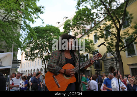 Munich, Allemagne. 01 Juin, 2017. Plus de 750 personnes se sont rassemblés devant le ministère de l'éducation de Bavière à Munich pour protester contre les expulsions. Plusieurs hommes politiques et artistes s'est joint à la protestation. Après un étudiant de l'Afghanistan a été arrêté à Nuremberg au cours de l'école pour être deportated, autour de 200 autres étudiants ont protesté ont tenté d'empêcher l'expulsion. Les agents de police ont attaqué très fortement l'spontanious protester à Nürnberg. Crédit : Alexander Pohl/Pacific Press/Alamy Live News Banque D'Images