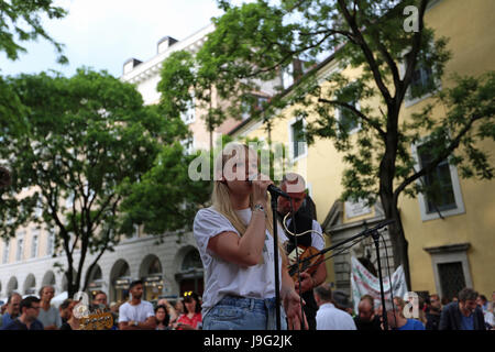 Munich, Allemagne. 01 Juin, 2017. Plus de 750 personnes se sont rassemblés devant le ministère de l'éducation de Bavière à Munich pour protester contre les expulsions. Plusieurs hommes politiques et artistes s'est joint à la protestation. Après un étudiant de l'Afghanistan a été arrêté à Nuremberg au cours de l'école pour être deportated, autour de 200 autres étudiants ont protesté ont tenté d'empêcher l'expulsion. Les agents de police ont attaqué très fortement l'spontanious protester à Nürnberg. Crédit : Alexander Pohl/Pacific Press/Alamy Live News Banque D'Images