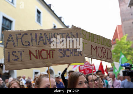 Munich, Allemagne. 01 Juin, 2017. Plus de 750 personnes se sont rassemblés devant le ministère de l'éducation de Bavière à Munich pour protester contre les expulsions. Plusieurs hommes politiques et artistes s'est joint à la protestation. Après un étudiant de l'Afghanistan a été arrêté à Nuremberg au cours de l'école pour être deportated, autour de 200 autres étudiants ont protesté ont tenté d'empêcher l'expulsion. Les agents de police ont attaqué très fortement l'spontanious protester à Nürnberg. Crédit : Alexander Pohl/Pacific Press/Alamy Live News Banque D'Images