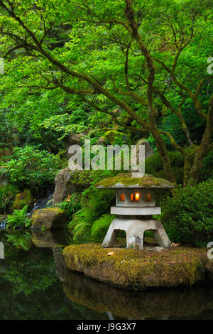 La lanterne allumée et la neige tombe à la céleste jardin japonais de Portland. Portland, Oregon. USA. l'été. Banque D'Images