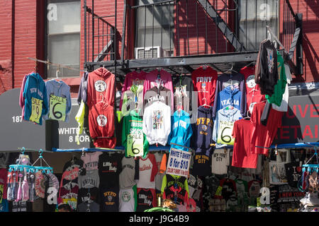 A vendre vêtements étendus dehors un magasin de souvenirs de la Petite Italie de New York City Banque D'Images