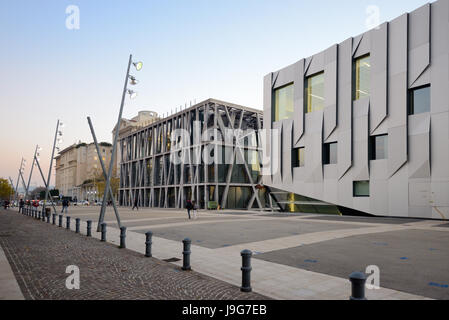 Pavillon Noir (centre) par Rudy Ricciotti & Music Conservatory (r) par Kengo Kuma, dans le quartier culturel de Aix-en-Provence France Banque D'Images