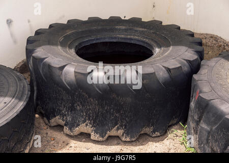 Grand Noir pneus sur le terrain Banque D'Images