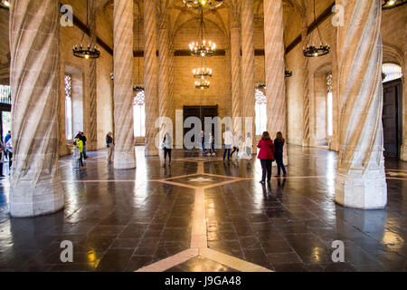 La Lonja de la Seda (bourse de la soie) est un édifice civil de style gothique tardif construite entre 1482-1548. Vu est la Sala de contratacion (contrat Hall)e Banque D'Images