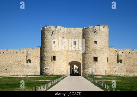 Aigues-Mortes porte de ville ou de la ville dans le sud de digues Gard France Banque D'Images