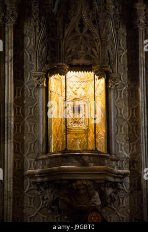 L'un des calices Sainte dans le monde est vénéré dans la Chapelle du Saint Calice de la Cathédrale de Valencia. Il a été défendu par de nombreux défenseurs. Banque D'Images