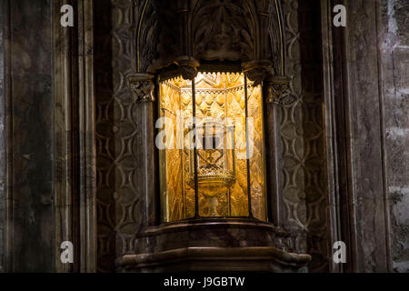 L'un des calices Sainte dans le monde est vénéré dans la Chapelle du Saint Calice de la Cathédrale de Valencia. Il a été défendu par de nombreux défenseurs. Banque D'Images