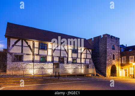 L'Angleterre, dans le Hampshire, Southampton, Tudor Merchants Hall et Westgate, Banque D'Images