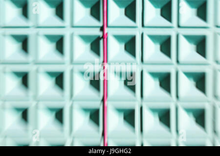 Arrière-plan flou abstrait vert menthe du mur de béton avec cellules carré motif géométrique Banque D'Images