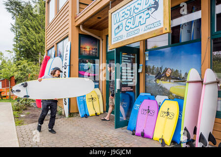 Location de surf shop, Tofino, Vancouver Island, British Columbia, Canada. Banque D'Images