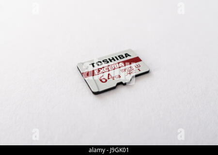 Toshiba Exceria XC microSD carte mémoire avec une capacité de 64 Go sur fond blanc. Banque D'Images