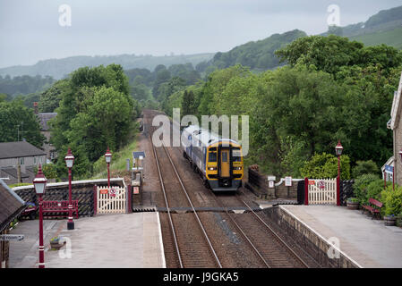 Un sprinter de Carlisle train arrivant à régler, Yorkshire du Nord, en route à Leeds, Royaume-Uni. Banque D'Images