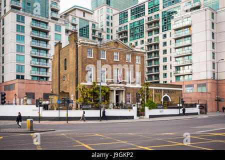 Brunswick House Cafe Restaurant, Wandsworth Road, l'hôtel particulier de style géorgien en construction, nouveau développement avec Vauxhall derrière (St George Wharf). London, UK Banque D'Images