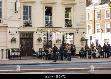 Les personnes qui boivent à l'extérieur du bras de Morpeth, Millbank, Westminster, London, UK Banque D'Images