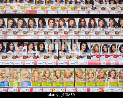 Garnier et produits cheveux Clairol dans UK supermarket Banque D'Images