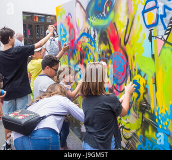 Leçon de graffiti pour les enfants à l'art de rue en Espagne Banque D'Images