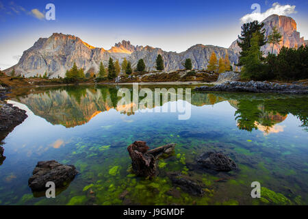 Vue sur le lac et le Mont Limides, Lagazuoi Dolomites - Italie Banque D'Images