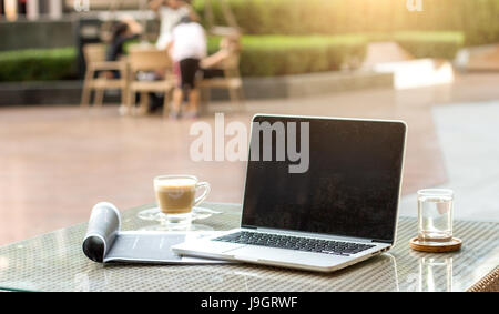 Choisir le but vide pour mornitor copie espace ordinateur portable sur table avec téléphone mobile magazine et verre débranchez travail freelance life Banque D'Images