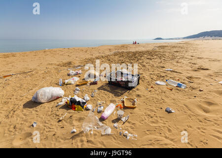 Karpas, Chypre - 10 mai, 2017 : Garrbage sur la magnifique plage de Karpasia, Chypre près de monastère Apostolos Andreas. Banque D'Images