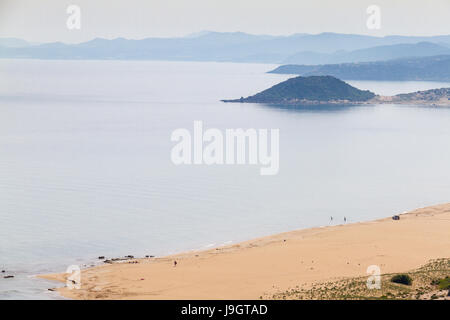 Plage d'or ou Turtle Beach à Karpasia, île de Chypre près de monastère Apostolos Andreas . Vue depuis la route passant au-dessus de la zone de la plage Banque D'Images