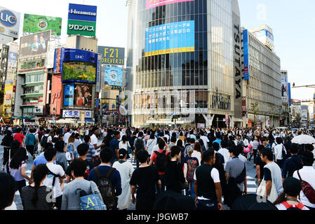 Les piétons traversant le célèbre Shibuya crossings. Banque D'Images