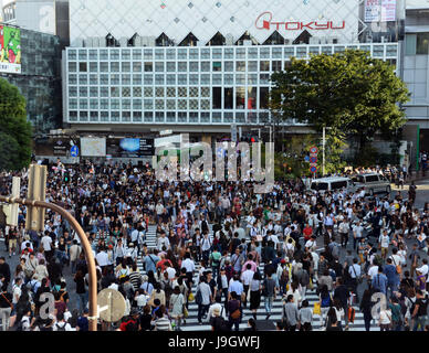 Les piétons traversant le célèbre Shibuya crossings. Banque D'Images