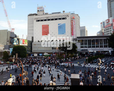 Les piétons traversant le célèbre Shibuya crossings. Banque D'Images