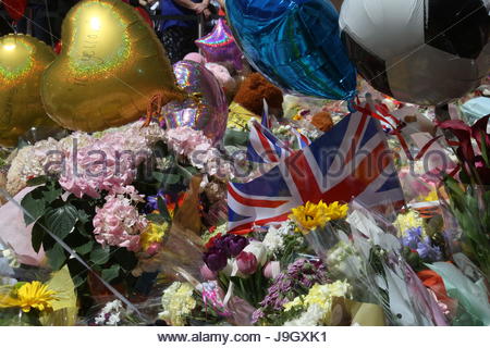 Une Union Jack flag est parmi des ballons et des fleurs à St Ann's Square Manchester après le bombardement de Manchester Banque D'Images