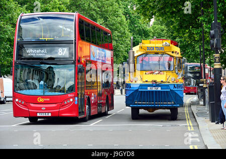 Londres, Angleterre, Royaume-Uni. Autobus à deux étages et un Duck Tours WW2 véhicule amphibie à Whitehall. DUKW ( que le canard) est un 6-roues motrices amphibious..... Banque D'Images