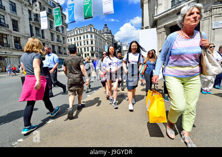 Londres, Angleterre, Royaume-Uni. Les gens dans la rue Regent Banque D'Images