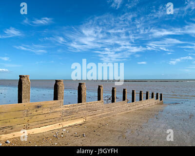 Épi en bois sur la plage d'Eastbourne avec manche mer et ciel bleu au-dessus, Eastbourne, East Sussex, England, UK Banque D'Images