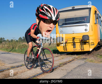 Cycliste est terrifié par le train avant de se précipiter sur les voies. Choqué biker ride un passage à niveau à l'avant d'un train qui approche. Banque D'Images