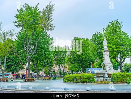 LVIV, UKRAINE - 16 MAI 2017 : la statue de la Vierge Marie décore la fontaine dans le parc de l'avenue Svobody, le 16 mai à Lviv. Banque D'Images