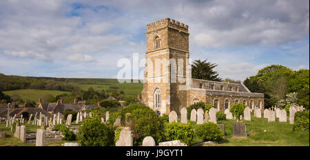Royaume-uni l'Angleterre, dans le Dorset, Abbotsbury, Rue de l'église St Nicolas, église paroissiale et le cimetière, vue panoramique Banque D'Images