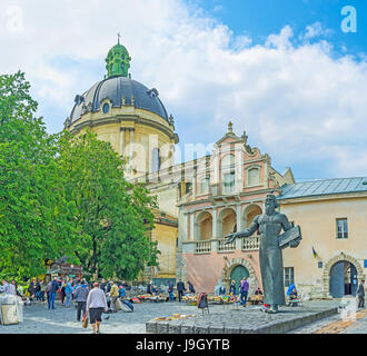 LVIV, UKRAINE - 16 MAI 2017 : le marché aux puces sur la place du Musée, à côté du monument d'Ivan Fedorov, Archives nationales et église dominicaine Banque D'Images