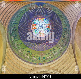 LVIV, UKRAINE - 16 MAI 2017 : le dôme de la cathédrale arménienne décoré de vitraux au milieu, entouré de fresques colorées Banque D'Images