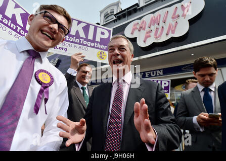 L'ancien chef de l'UKIP Nigel Farage sur la campagne électorale générale trail à Clacton. Banque D'Images