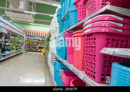 Des paniers en plastique à des étagères dans la boutique. Banque D'Images