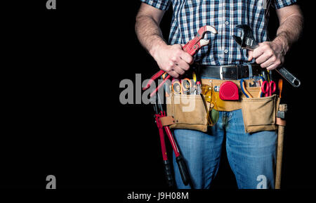 Détail de l'homme en cuir avec toolsbelt et outils sur fond sombre Banque D'Images