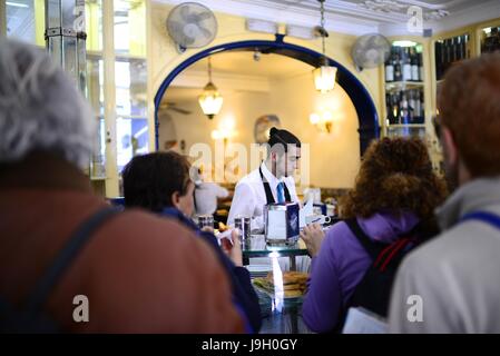 Café-pâtisserie Pastéis de Belém à Lisbonne, ce qui rend l'original à la suite d'une recette secrète et ancienne de l'Mosteiro dos Jerónimos (Jerónimos Monaster Banque D'Images