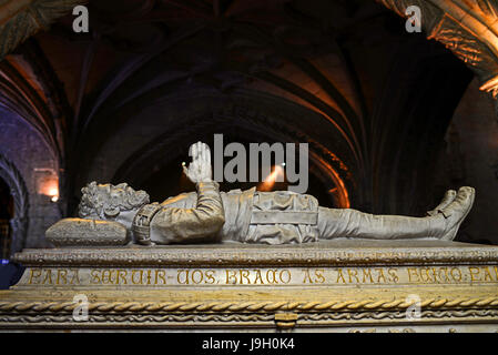 Tombeau du poète Luís Vaz de Camões à l'intérieur de église de Santa Maria de Belem au Monastère des Hiéronymites ou le monastère des Hiéronymites (Mosteiro dos Jeronimos), un Banque D'Images