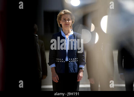 Berlin, Allemagne. 01 Juin, 2017. dpatop - Le ministre allemand de la défense, Ursula von der Leyen est derrière les soldats sur le terrain du ministère de la Défense au cours de la réception de son homologue français Goulard à Berlin, Allemagne, 01 juin 2017. Photo : Britta Pedersen/dpa-Zentralbild/dpa/Alamy Live News Banque D'Images