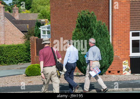 Élection générale, Much Wenlock, UK. 1er juin 2017. Philip Dunne et son équipe toile Much Wenlock. Lorsqu'on lui a demandé ce que l'humeur des électeurs était, dit-il, "constructive". Crédit : Simon Kohli/Alamy Live News Banque D'Images