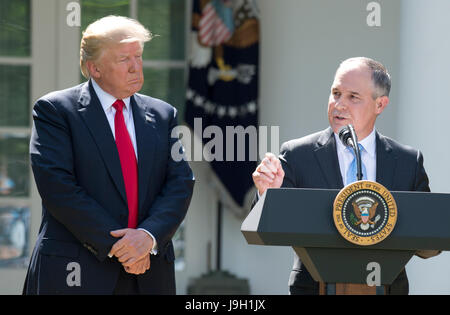 Washington, USA. 1er juin 2017. Administrateur de l'EPA des États-Unis Scott Pruitt fait une déclaration après le président américain, Donald J. Trump a fait une déclaration concernant l'Accord de Paris dans la roseraie de la Maison Blanche à Washington, DC le Jeudi, Juin 1, 2017. Le Président a annoncé aux États-Unis va se retirer de l'accord. Credit : MediaPunch Inc/Alamy Live News Banque D'Images