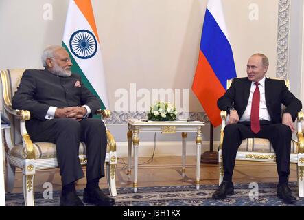 Le Premier Ministre indien Narendra Modi, gauche, lors d'une réunion bilatérale avec le président russe Vladimir Poutine à Konstantin Palace 1 juin 2017 à Saint-Pétersbourg, en Russie. Modi est en Russie pour marquer 70 ans de l'établissement des relations diplomatiques entre l'ex-Union soviétique et l'Inde. Banque D'Images