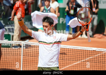 Paris, France. 1er juin 2017. Kei Nishikori (JPN) Tennis : Kei Nishikori du Japon célèbre après avoir remporté le masculin deuxième tour du tournoi de tennis français contre Viktor Troicki de la France à la Roland Garros à Paris, France . Credit : AFLO/Alamy Live News Banque D'Images