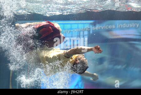 New York, États-Unis. 01 Juin, 2017. Performance La performance de l'artiste au cours de Holoscenes à Times Square à New York ce jeudi, 01. Brésil : Crédit Photo Presse/Alamy Live News Banque D'Images