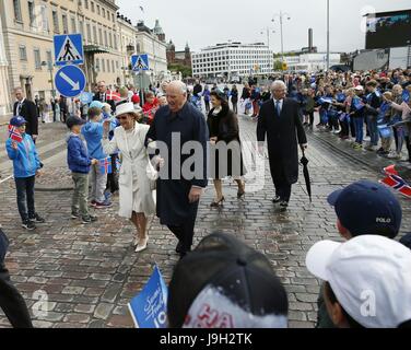 Helsinki, Finlande. 1er juin 2017. Le roi Harald V (2L) et de la reine Sonja (1re L) de Norvège, le Roi Carl XVI Gustaf (1e R) et de la Reine Silvia de Suède (2e R) de marche de l'hôtel de ville d'Helsinki, Finlande, Juin 1, 2017. La cohésion de la région nordique a été mis en évidence le jeudi lorsque les chefs d'état de tous les cinq pays nordiques se sont réunis à Helsinki pour célébrer le centenaire de l'indépendance finlandaise. Credit : Matti Matikainen/Xinhua/Alamy Live News Banque D'Images