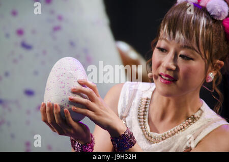 Tokyo, Japon. 1er juin 2017. (28 ans) Nana Suzuki du Japon a assisté à l'annonce d'arrivée du nouveau Takara Tomy toy ''Hatchimals''. Hatchimals sont un jouet populaire parmi les enfants du monde entier. La présentation a eu lieu au Tokyo Big Sight au Japon. Suzuki a ajouté qu'elle n'est pas une maman mais encore elle espère être un jour. Photo par : Ramiro Agustin Vargas Tabares Crédit : Ramiro Agustin Vargas Tabares/ZUMA/Alamy Fil Live News Banque D'Images