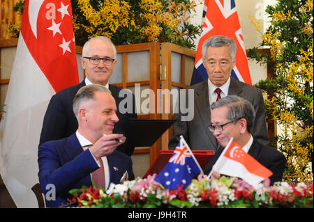 Singapour. 2 juin, 2017. Le premier ministre de Singapour Lee Hsien Loong (R) et le Premier Ministre australien Malcolm Turnbull (L'arrière) assister à la cérémonie de signature du protocole d'entente à Singapour le 2 juin 2017. Turnbull a entamé une visite officielle de trois jours à Singapour, le vendredi. Credit : Puis Chih Wey/Xinhua/Alamy Live News Banque D'Images